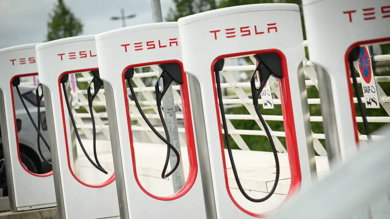 Tesla edges higher Q1 earnings as AI push boosts costs