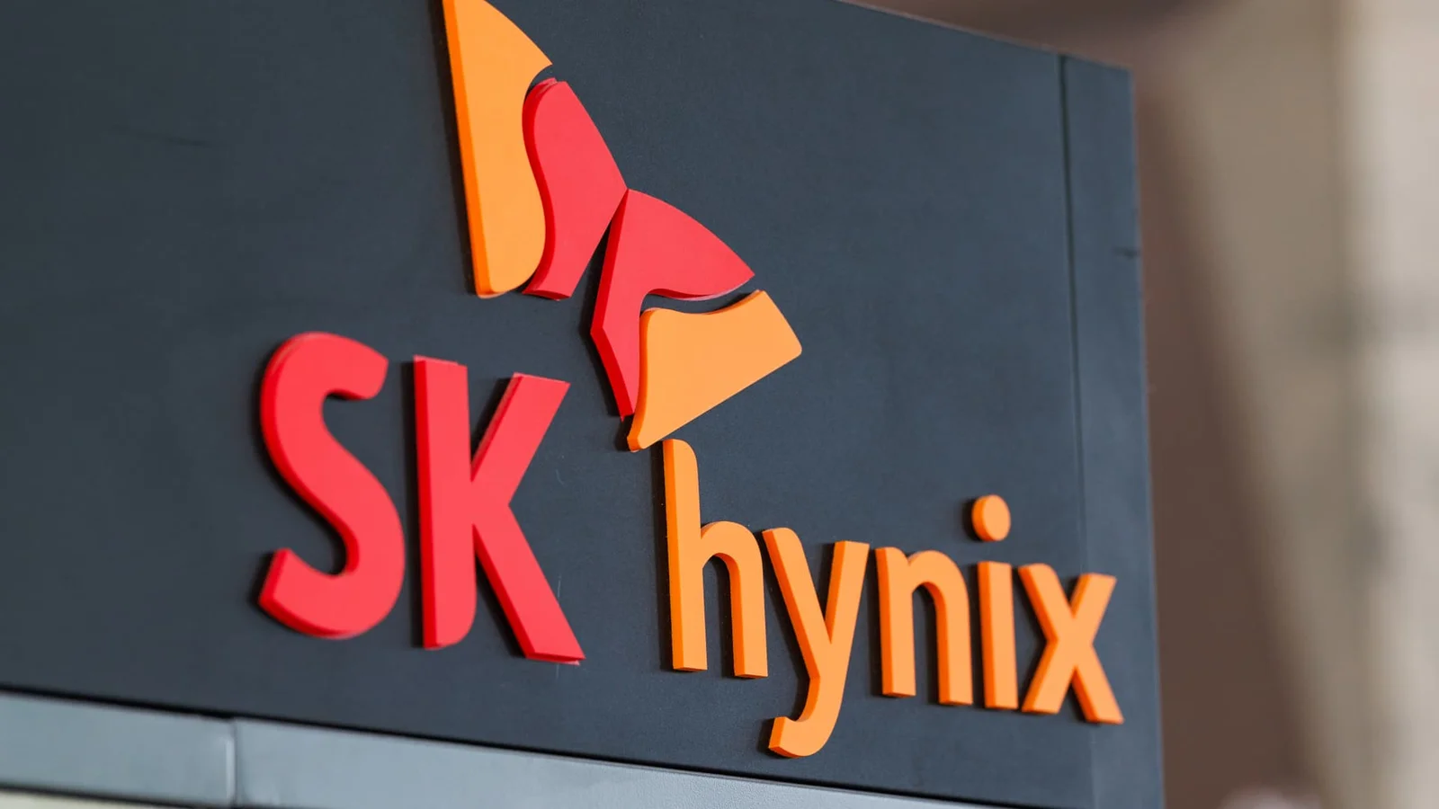 AI-Driven Chip Selloff Deepens Across Asia as Samsung, SK Hynix Slump