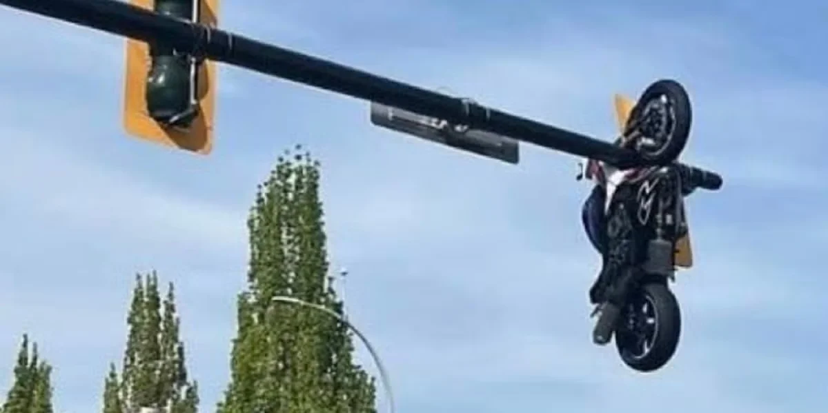 BMW Crash Flings Motorcycle Into Air, Sticks It on Delta Traffic Light