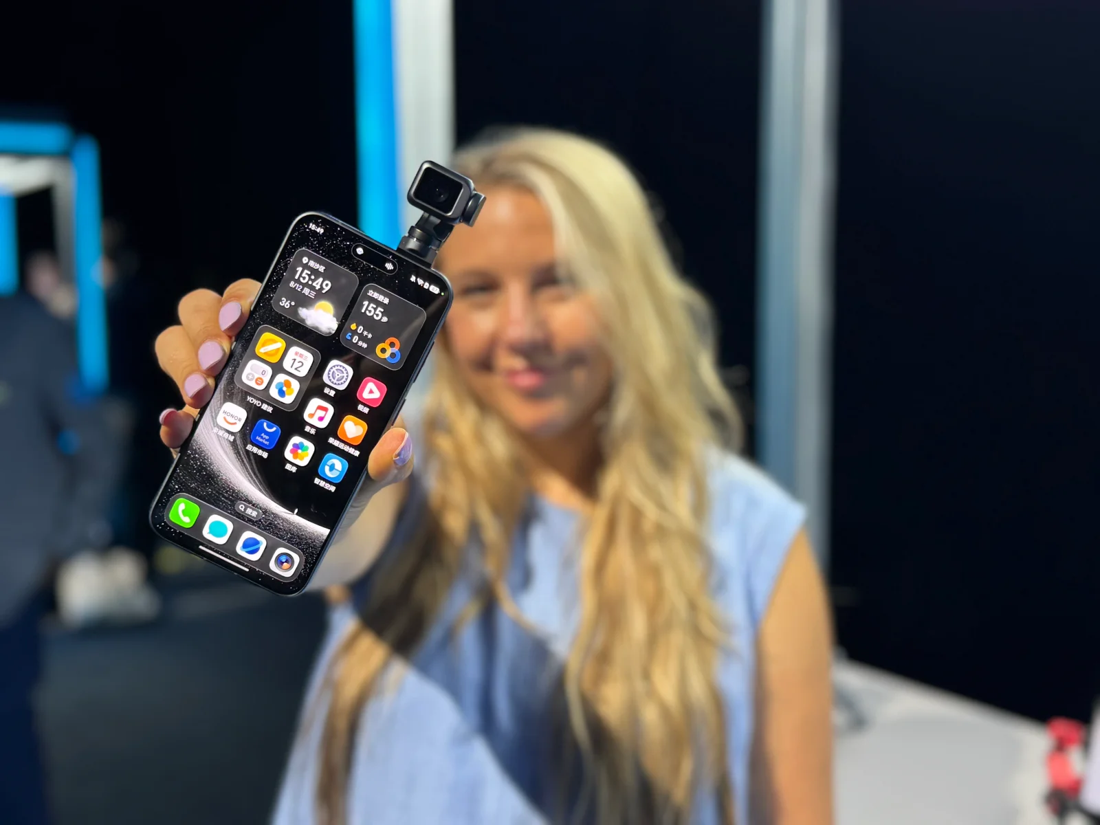 Honor's Robot Phone Turns a Smartphone Into a Movable Cinematics and Robotics Studio