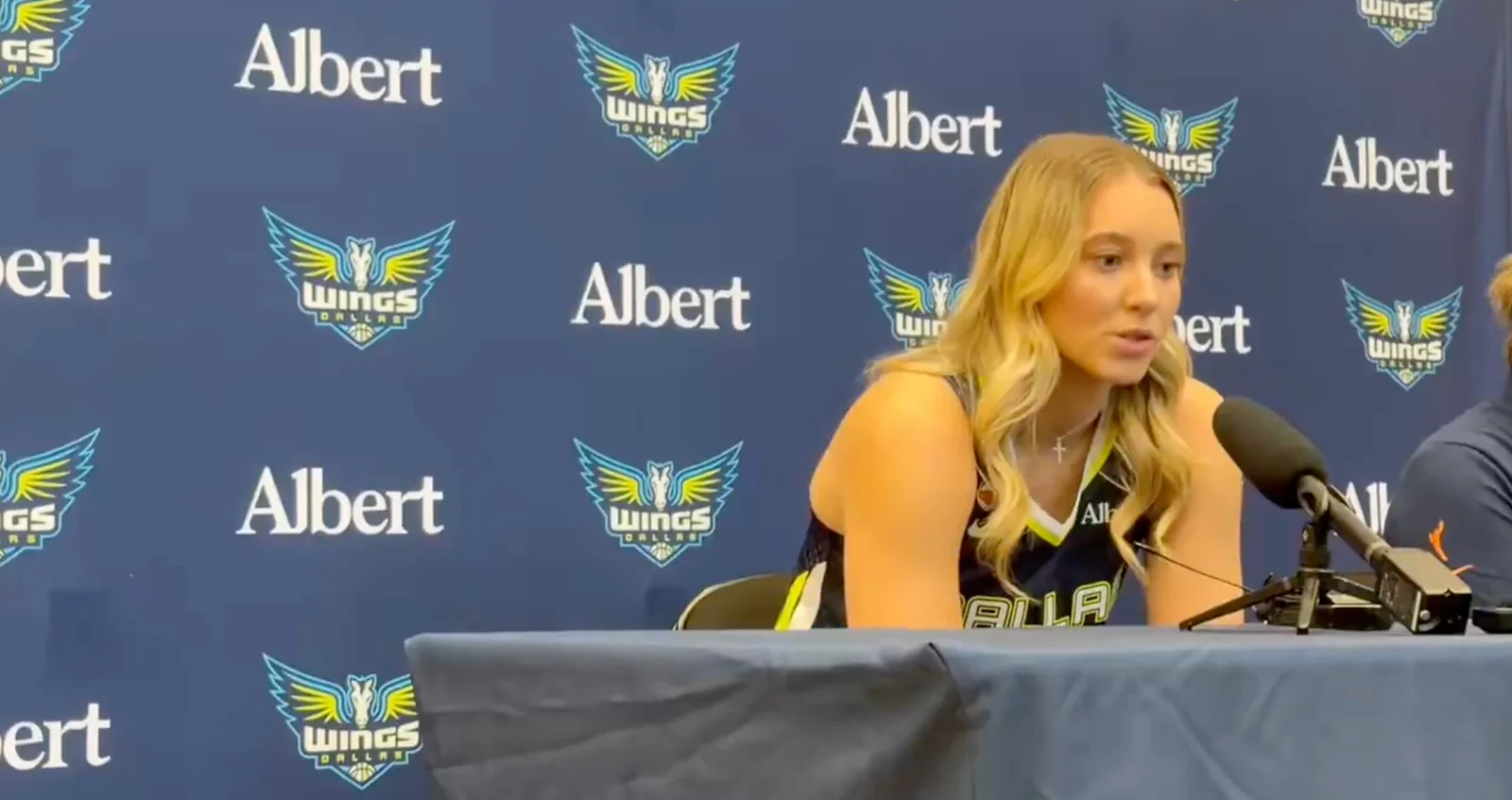 Bueckers Keeps Relationship Talk Short, Turns Spotlight to Basketball