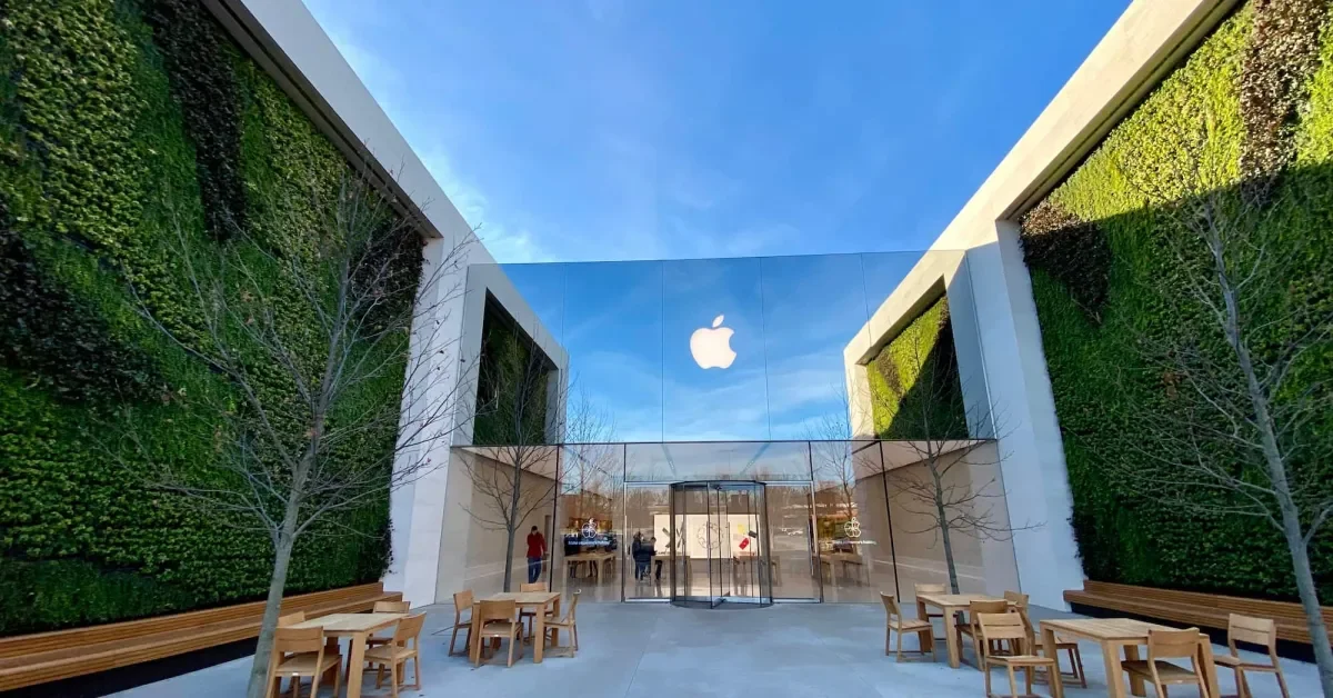 "Apple Holds Meetings to Deter Retail Worker Unionization"