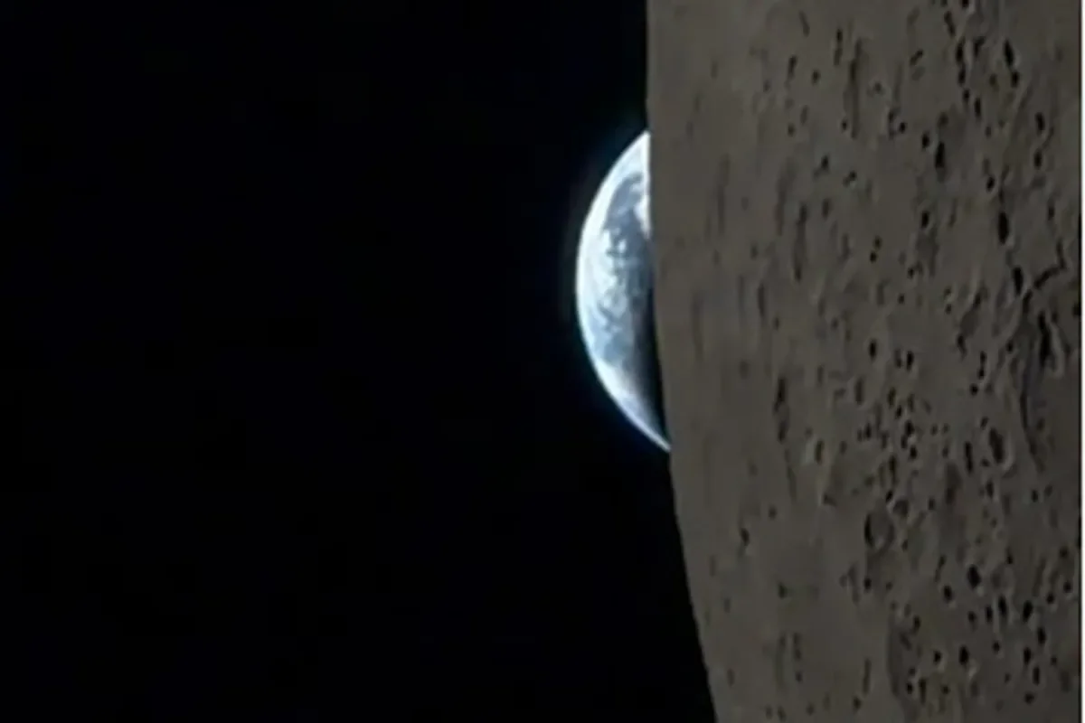 Artemis II Crew Captures Earthset from the Moon’s Far Side on an iPhone