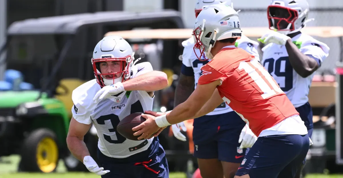 Patriots Walkthrough Keeps RB3, WR3 Contention Alive in Camp