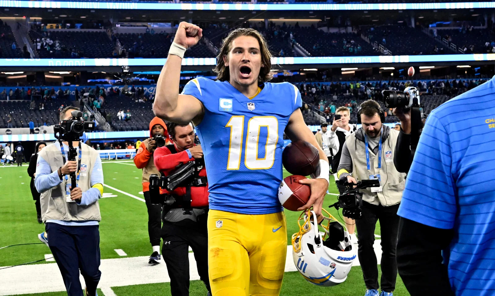 Justin Herbert signs record-breaking $262.5M contract with Chargers