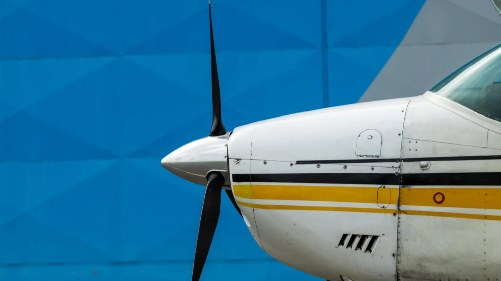 Instructor jumps midair; student lands plane solo in Argentina