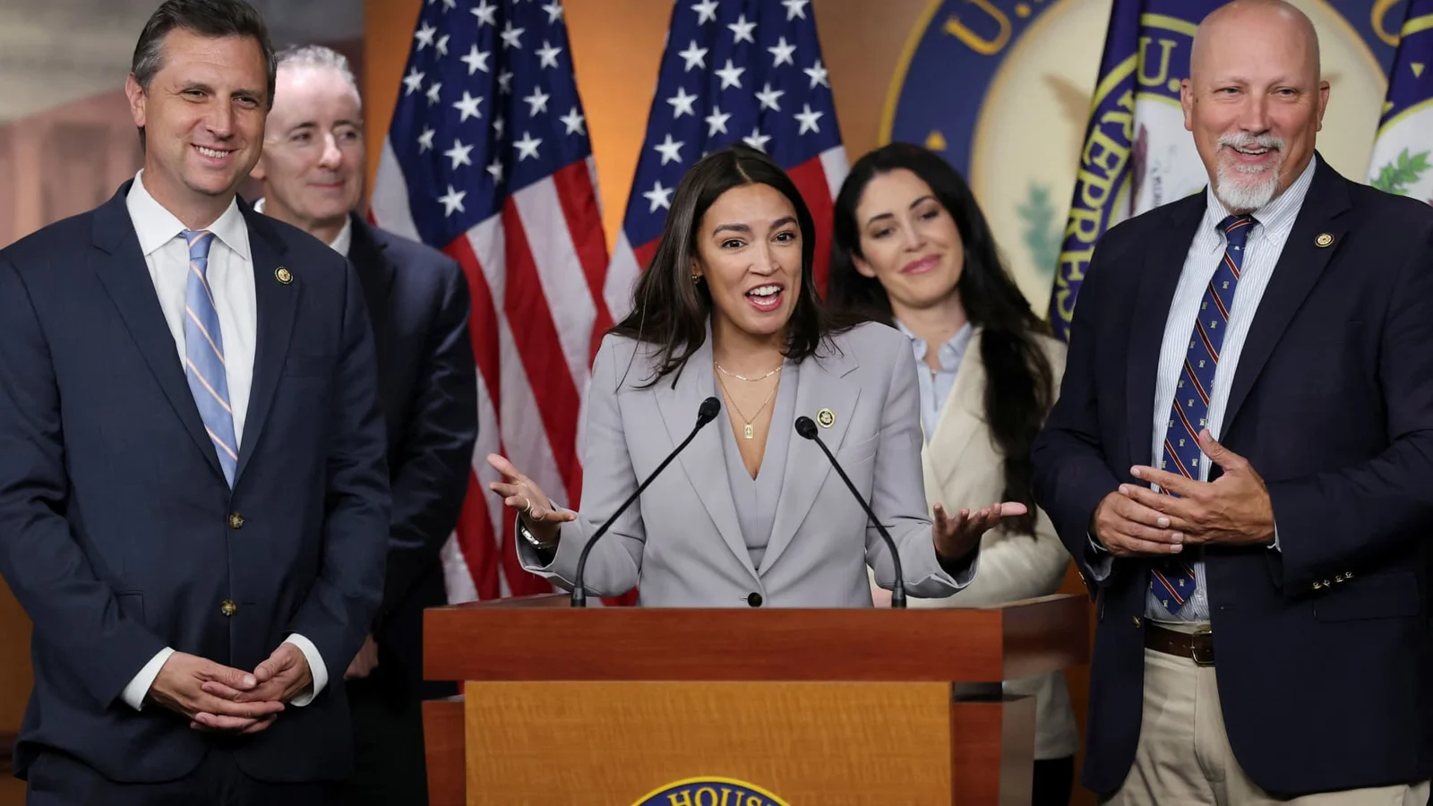 House Advances Limited Stock-Trading Ban for Members
