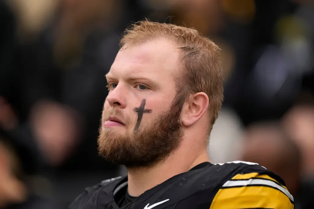 Bears bet on Logan Jones as the center of their future