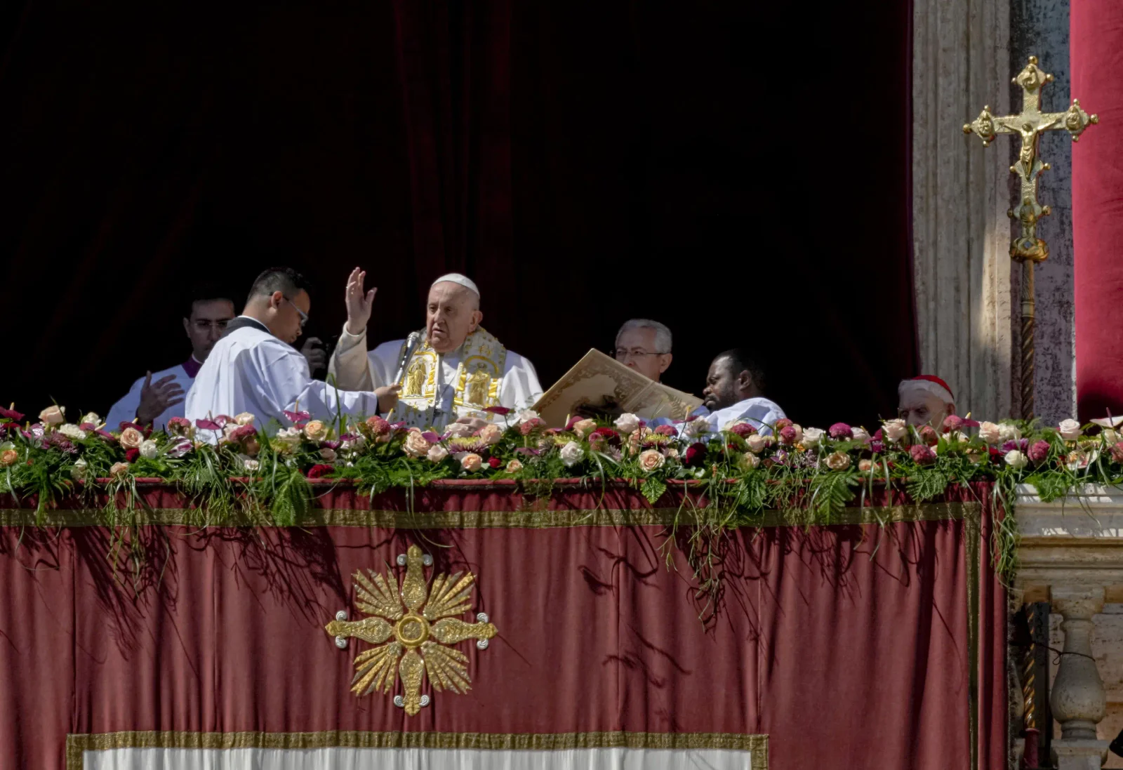 "Pope Francis' Easter Message Calls for Peace in Ukraine and Prayers for Refugees"