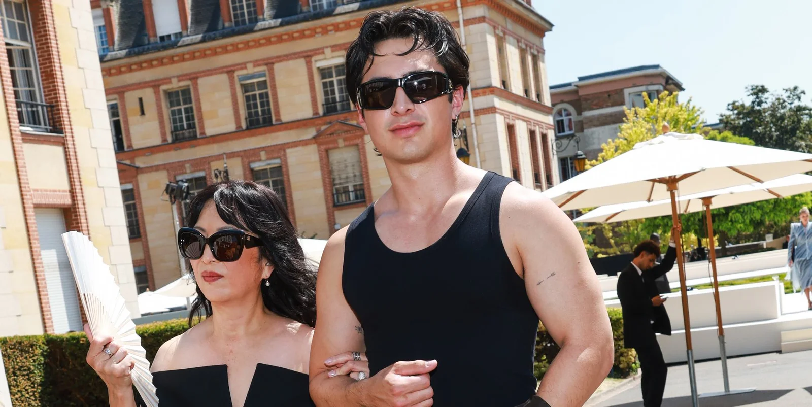 Hudson Williams confronts autograph seekers in Paris, deems them 'not fans'